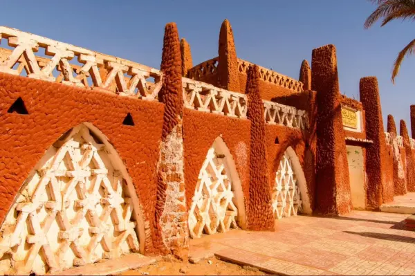 العمارة السودانية الطينية الحمراء في تيميمون