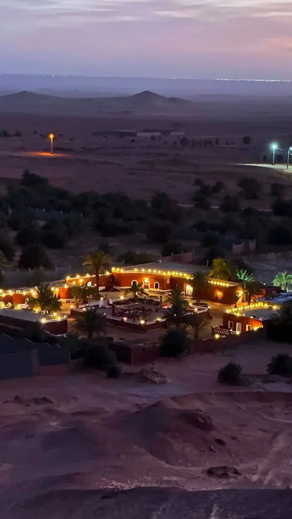 مخيم مضاء في الواحة عند حلول الليل